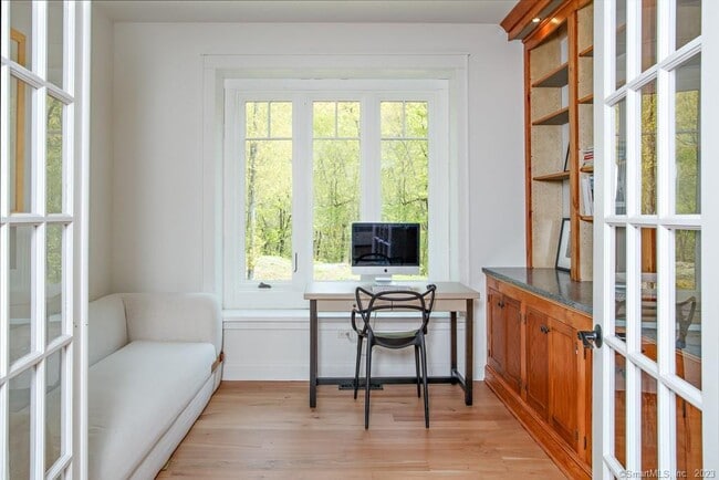 Building Photo - 121 Quaker Hill Rd