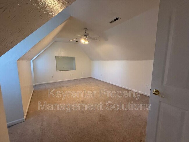 Building Photo - 104 Buckingham Pl