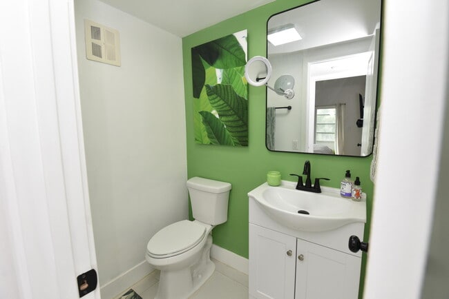 Building Photo - 112 Salisbury E