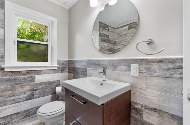 Building Photo - Charming 3-Bedroom Home in Pensacola!