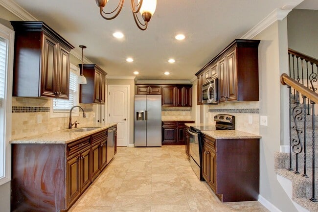 Building Photo - Executive Home on Cul de sac off exit 8.  Hurry.