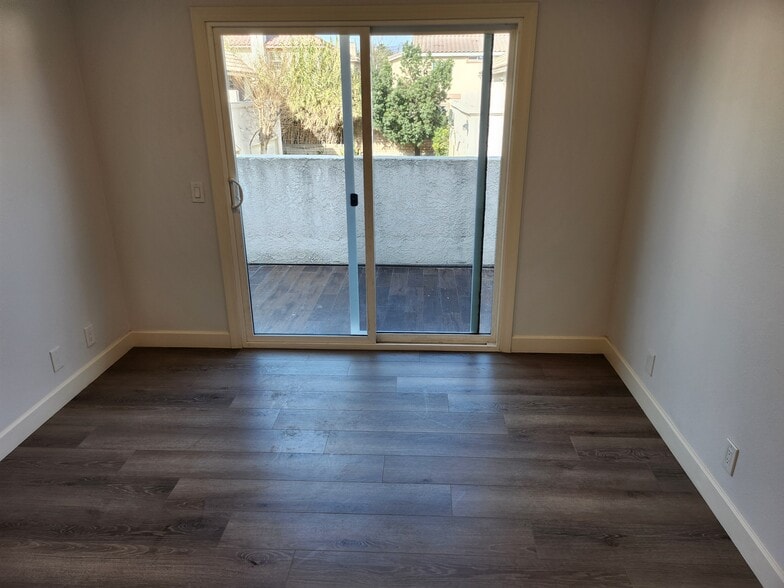 Building Photo - 1379 S Park Ave