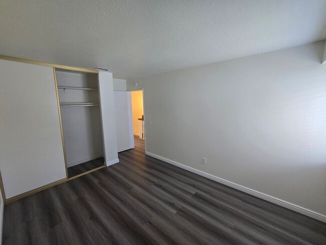 Building Photo - Beautifully renovated 3 Bed, 2 Bath condo!