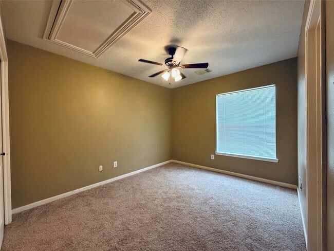 Building Photo - 16523 Town Lake Ct