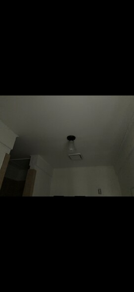 Building Photo - 904 E Lucas Ave