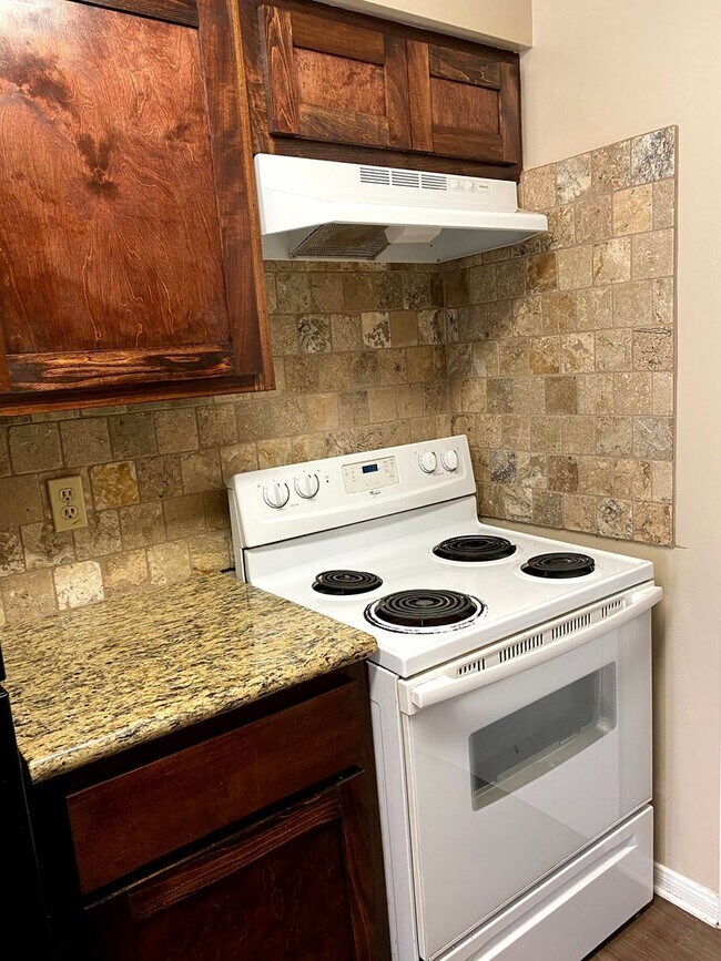 Building Photo - Cozy 2/2 Duplex Available for Prelease!