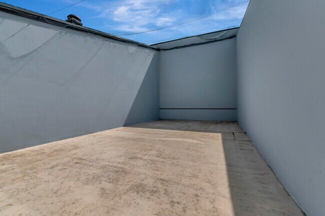 Building Photo - 6795 Huntington Ln