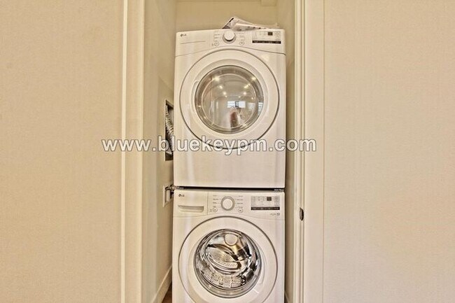 Building Photo - 1528-A: 3 Bed, 2.5 Bathroom Townhome Near ...