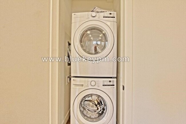 Building Photo - 1528-A: 3 Bed, 2.5 Bathroom Townhome Near PCC and Kaiser Interstate