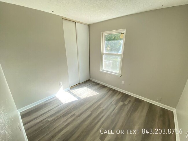 Building Photo - Lovely 3 bedroom 2 baths House in Moss Poi...