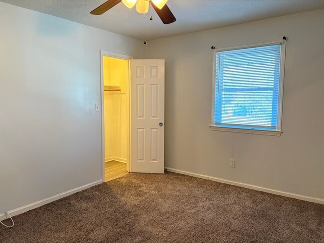 Building Photo - 2 Bedroom, 1.5 Bathroom Condo in Winston-Salem!