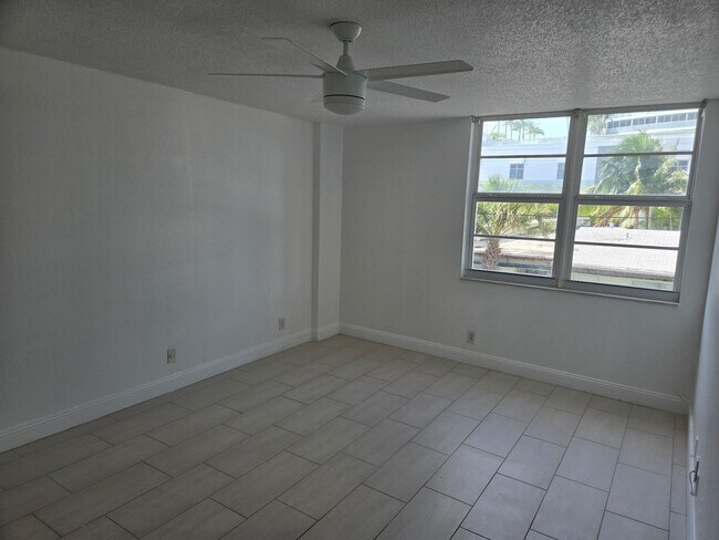 Building Photo - 336 N Birch Rd