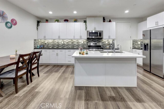 Building Photo - 13 Savannah