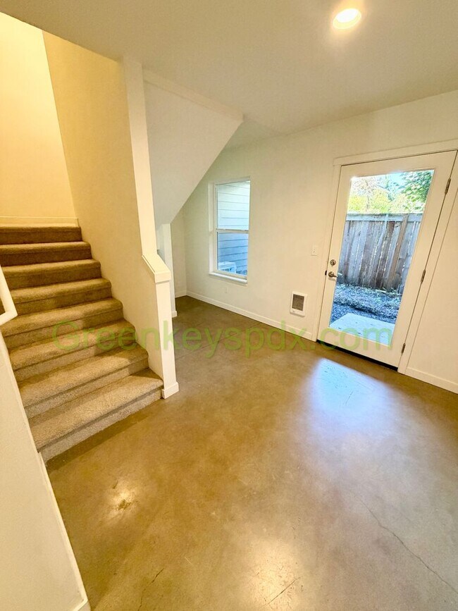 Building Photo - Modern 2-Bedroom Townhome on 3 Levels with Garage, A/C and Private Patio – Great SE Portland Loca...