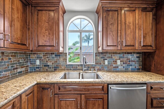 Building Photo - 2547 Orange Ave