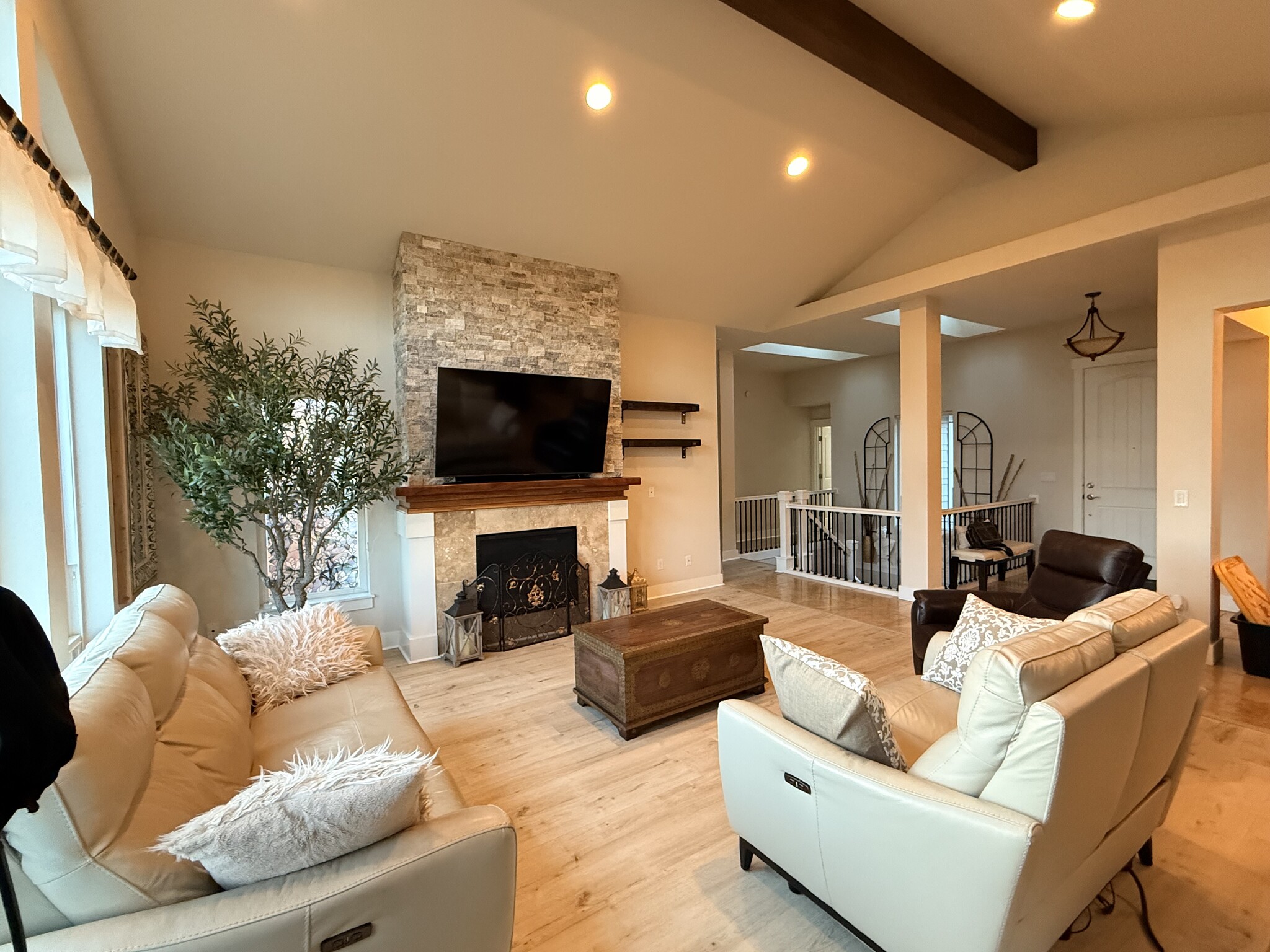 Building Photo - 449 La Cresta Dr SE