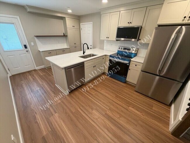 Building Photo - Beautiful Townhome in Olathe-Available NOW!!