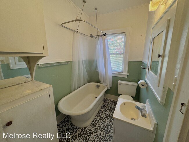 Building Photo - 1 br, 1 bath House - 137 1/2 NW 17th Street