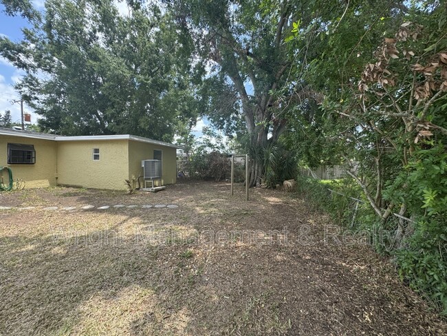 Building Photo - 438 Country Club Dr