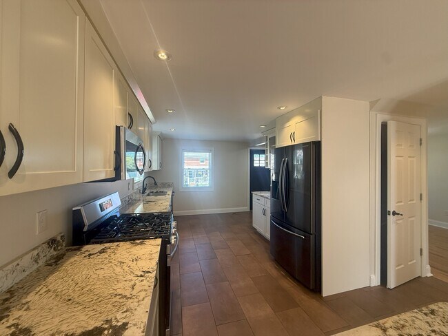 Building Photo - 1430 Simona Dr