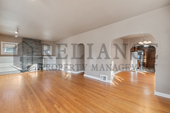 Building Photo - 806 N Faulkner St