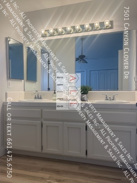 Building Photo - 7501 Canyon Clover Dr