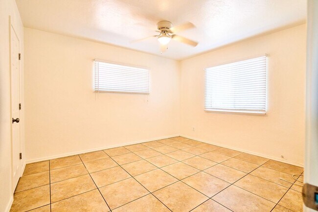 Building Photo - Eastside (Broadway and Wilmot) 3 bedroom, ...