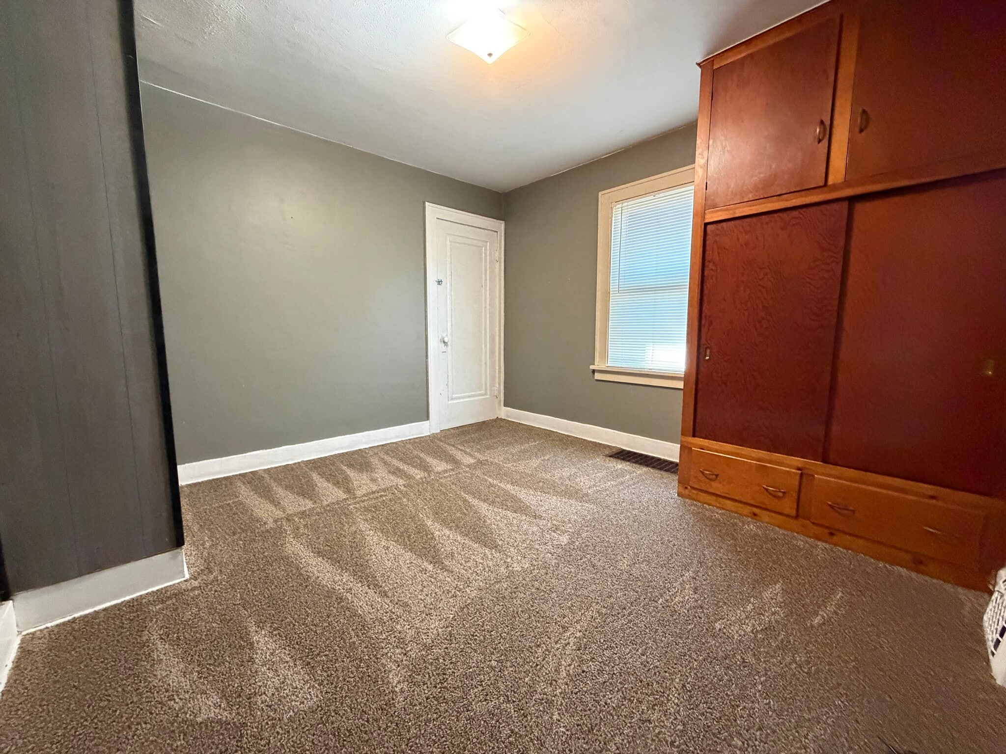 Building Photo - 136 E Woodside St