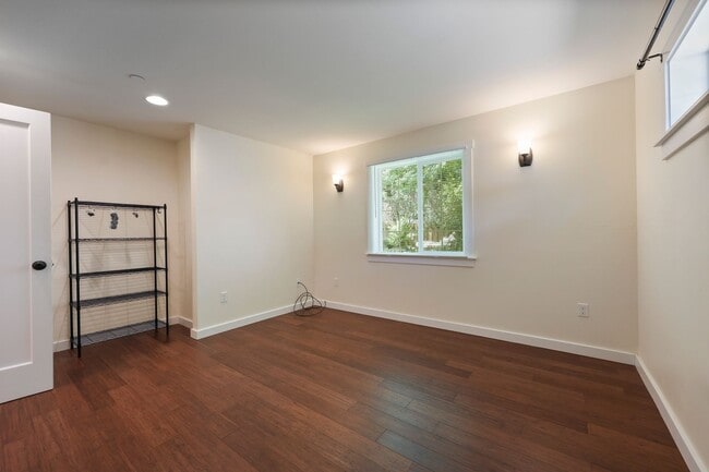 Building Photo - MOVE IN READY NOW! Stylish One-Bedroom A/C...