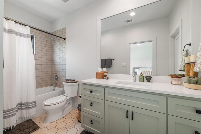 Building Photo - 703 Serene Estates Dr