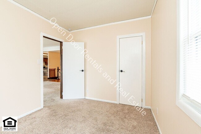 Building Photo - Charming 3 Bedroom Home with Fantastic Outdoor Space - Animals Welcome!