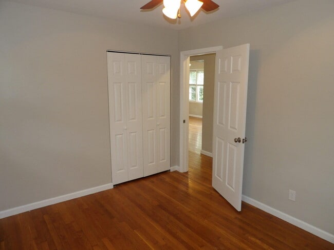 Building Photo - 286 Zandale Dr
