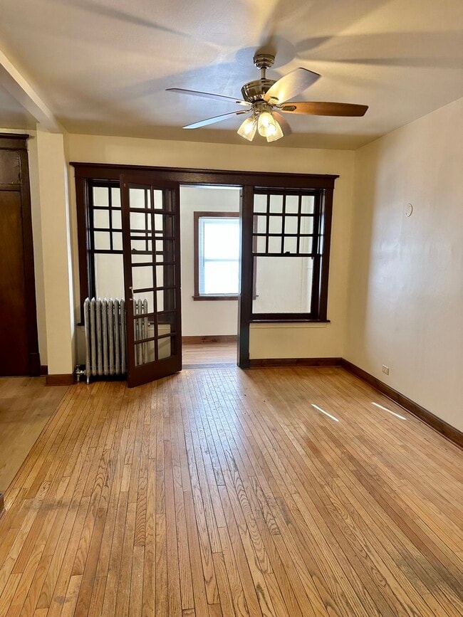 Building Photo - 857 W Lawrence Ave