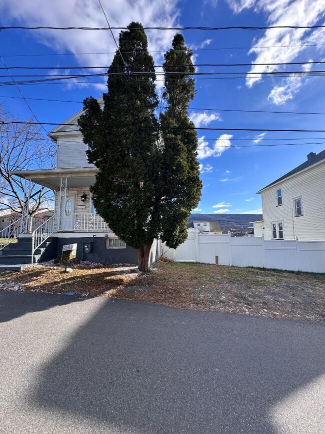 Building Photo - 56 Kent Ln