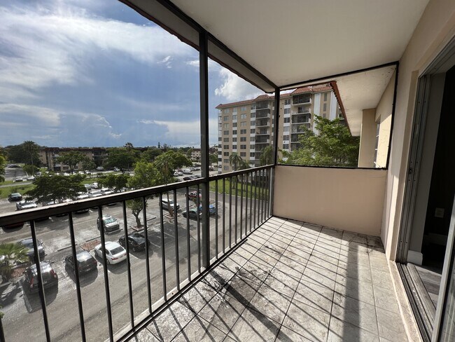 Building Photo - 4158 Inverrary Dr