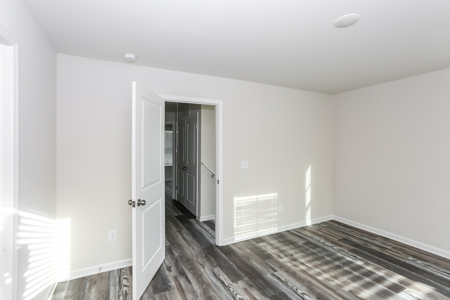 Main Bedroom - 105 Dogwood Village Trl