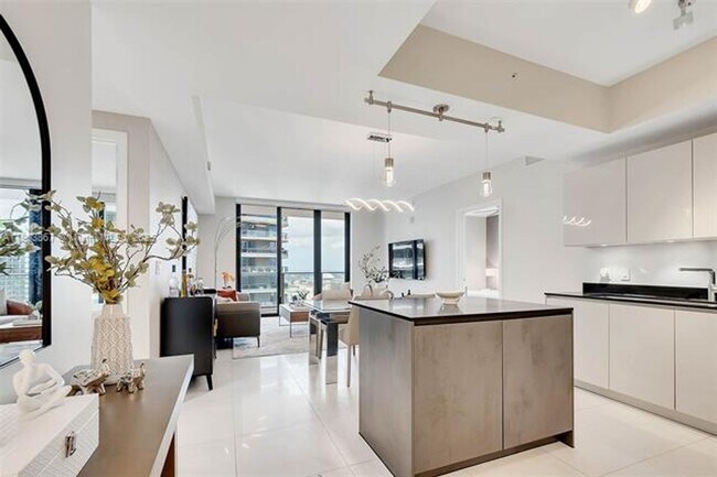 Building Photo - 1010 Brickell Ave