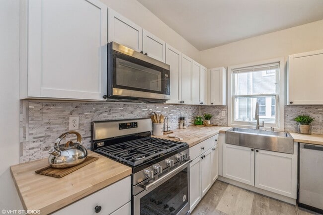 Building Photo - 3 Bedroom Large House for Rent