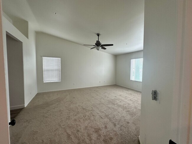 Building Photo - A stunning 4-bedroom haven, fully renovate...