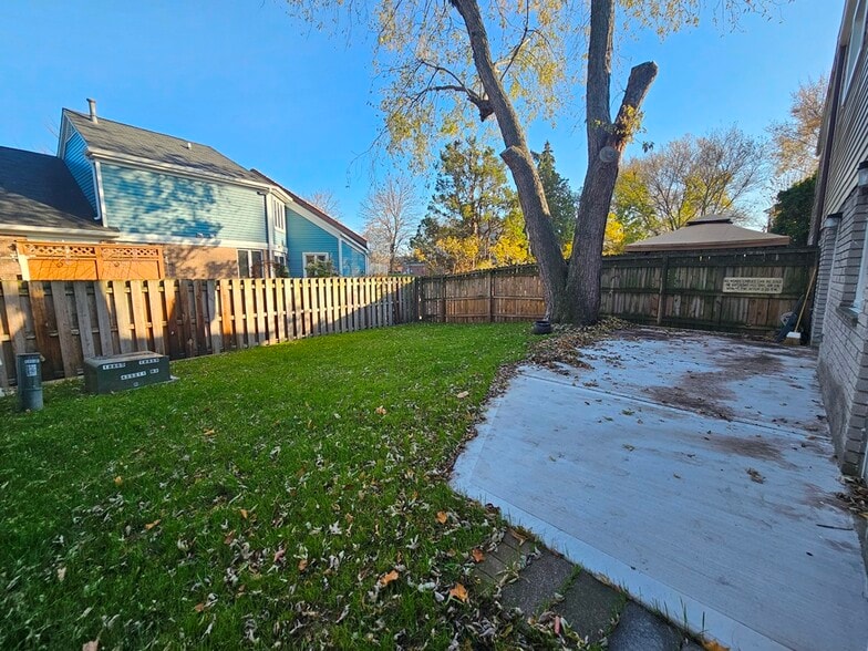 Building Photo - 1535 E Jane Ave