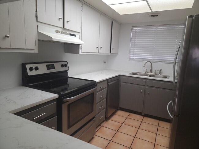 Building Photo - 2901 S Palo Verde Ln