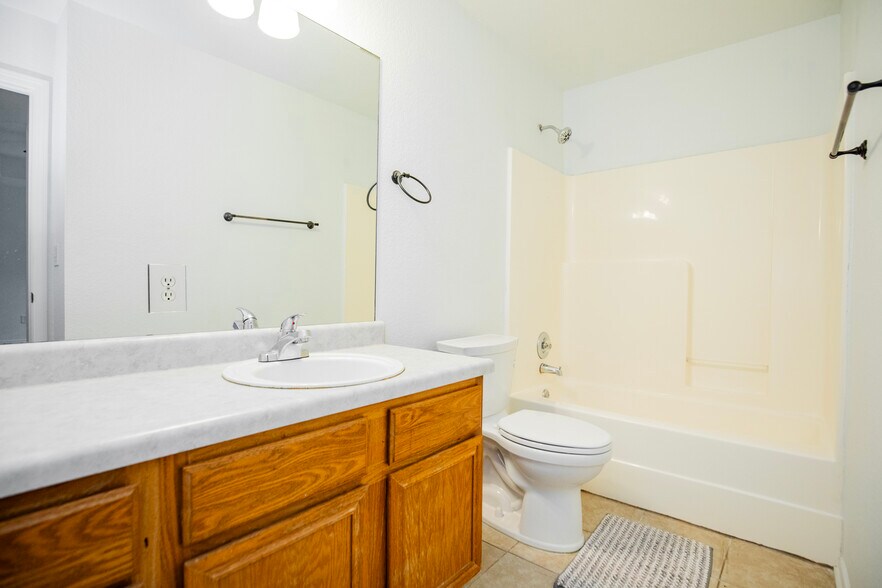 Building Photo - 215 Broyles St