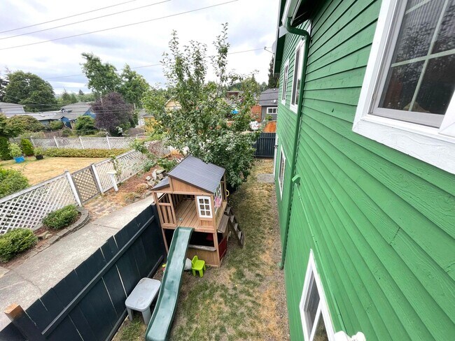 Building Photo - Spacious Corner-Lot Home 4 bed 3 bath – Green Lake, Seattle, WA