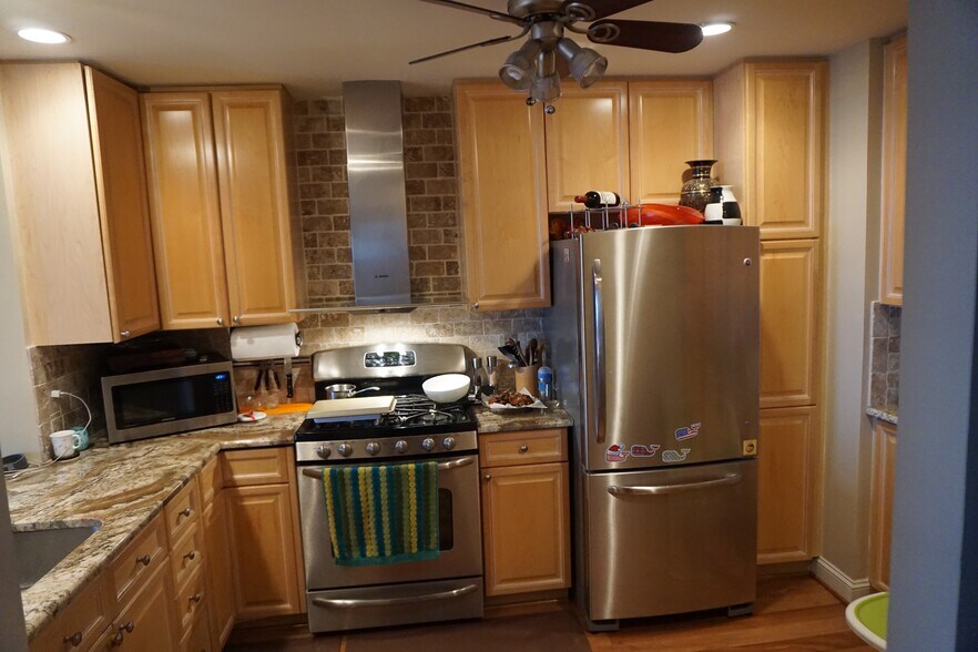 Kitchen with power external venting Bosch hood - 11776 Stratford House Pl