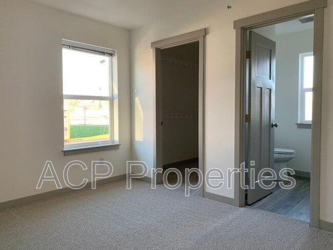 Building Photo - 2046 Aaron Dr