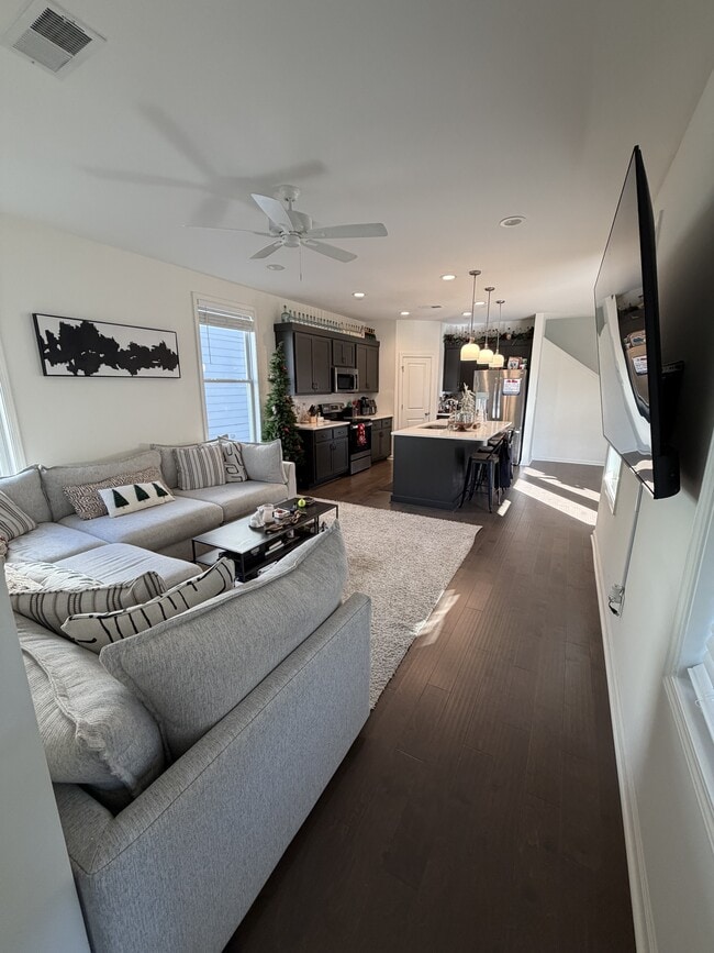 Building Photo - 215 Honeysuckle Wy