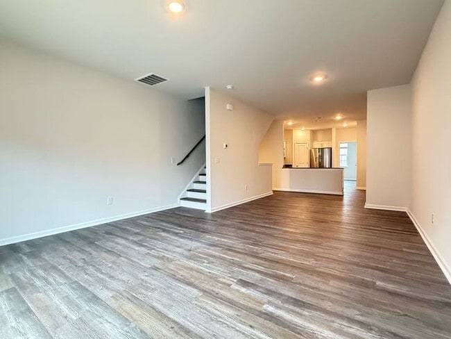 Building Photo - 3 Bedrooms 1 Garage & Open space one the Main Floor