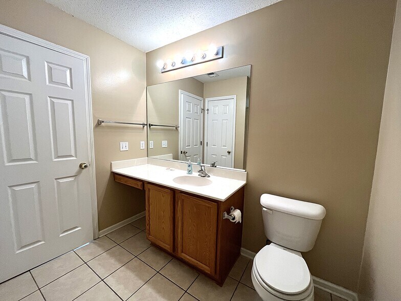 Building Photo - 485 Live Oak Walk