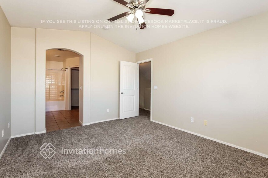 Building Photo - 4028 W Lone Cactus Dr