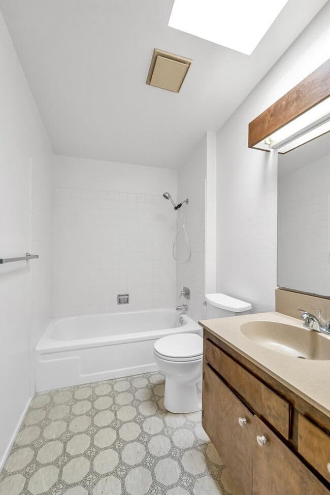 Building Photo - Affordable 2bed/2bath in South Woodland